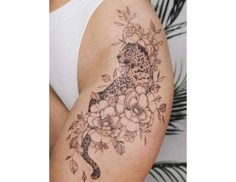 Tatouage sur la hanche : un guépard