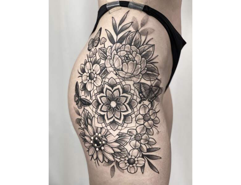 Tatouage sur la hanche : un mandala fleuri 