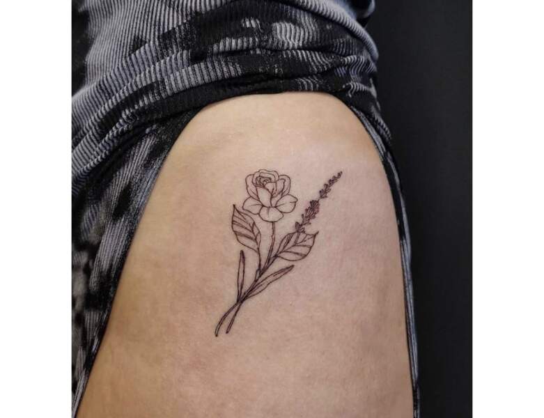 Tatouage sur la hanche : une rose 