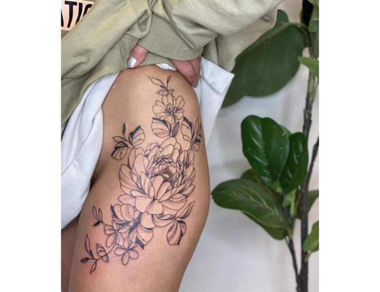 Tatouage sur la hanche : des fleurs
