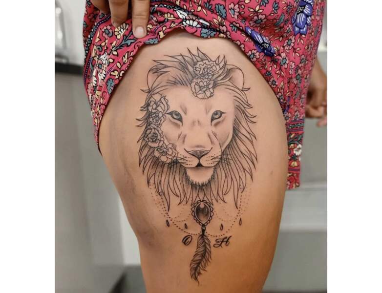 Tatouage sur la hanche : un lion