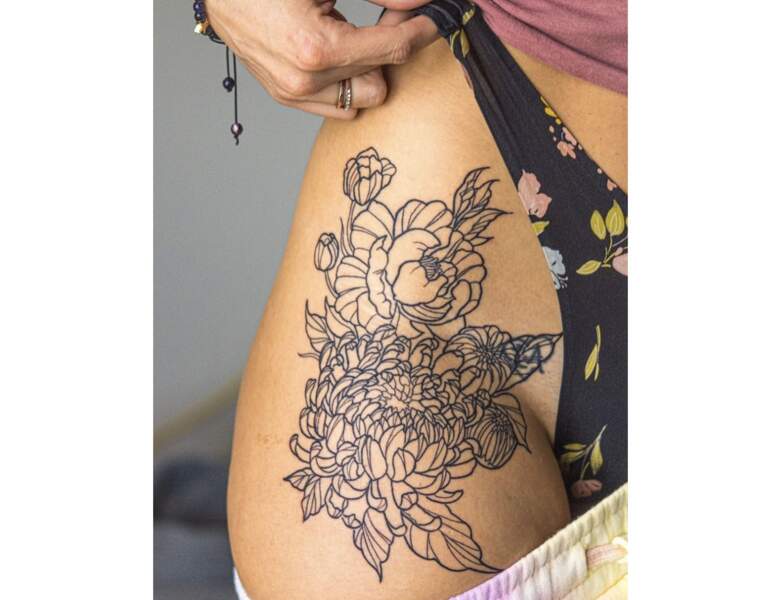 Tatouage sur la hanche : motif fleuri