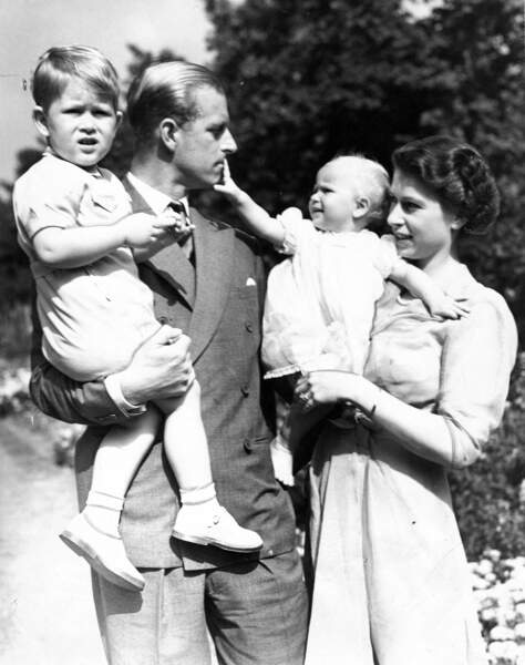 Le prince Philip, duc d'Edimbourg, et son épouse, la princesse Elizabeth, et leurs enfants, le prince Charles et la princesse Anne, en 1951.