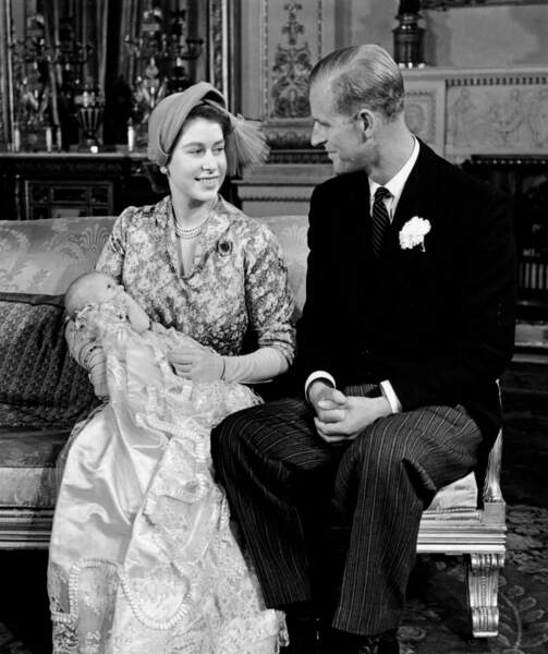 La princesse Elizabeth II d'Angleterre et le prince Philip, duc d'Edimbourg, avec leur fille, la princesse Anne, après son baptême, le 21 octobre 1950.