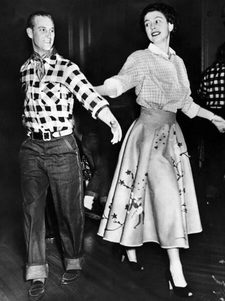 La princesse Elizabeth et le prince Philip, duc d'Edimbourg, dansant pendant une fête, lors de leur visite du Canada, en octobre 1951.