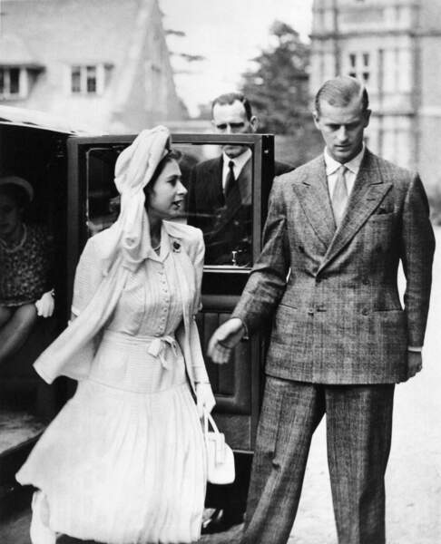 La princesse Elizabeth et le prince Philip, duc d'Edimbourg, à leur arrivée à Wokingham, pour remettre des prix aux élèves de l'école Royal Merchant Navy, le 1er mai 1947.