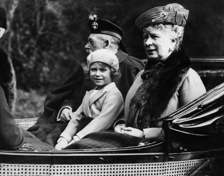 La princesse Elizabeth avec ses grand-parents, le roi George V et la reine Mary, en route vers Balmoral, le 5 septembre 1932.