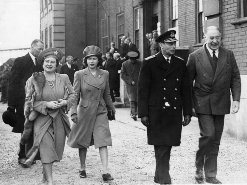 Le roi George VI, la reine Elizabeth, leur fille, la princesse Elizabeth, lors de leur visite de Cardiff, après les ravages de la seconde guerre mondiale, en 1944.