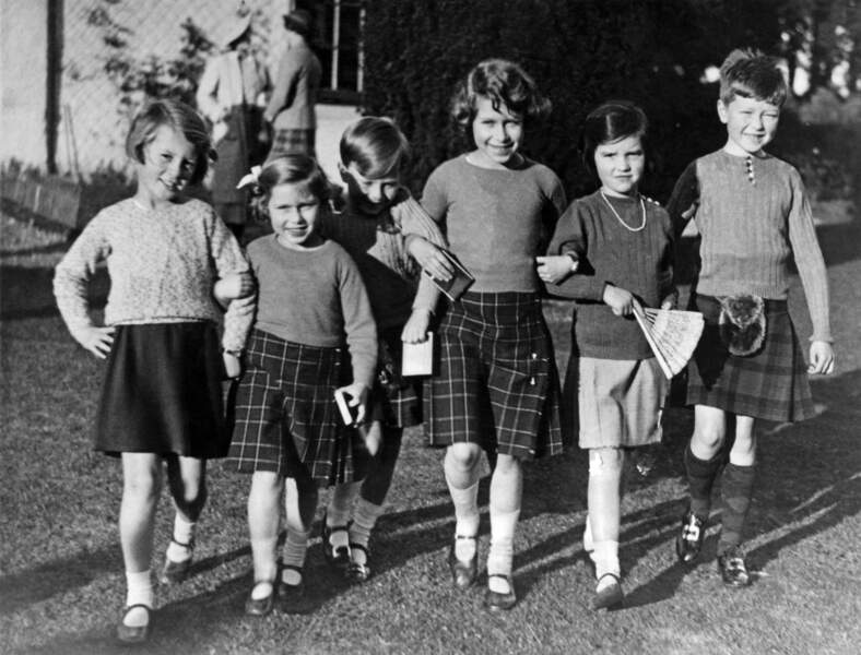 La princesse Elizabeth, âgée de 9 ans, entourée par Zoe d'Erlanger, la princesse Margaret, Mary Anna Sturt et Wolrige Gordon, le 23 septembre 1935.