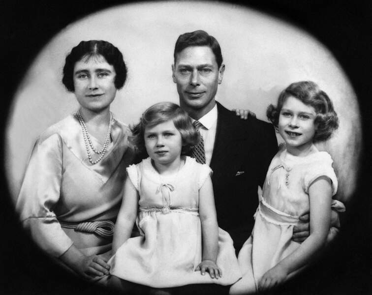 La reine Elizabeth d'Angleterre et le roi George VI, avec leurs filles, les princesses Elizabeth et Margaret, dans les années 1930.