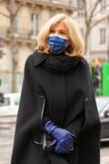 Brigitte Macron avec un masque bleu électrique 