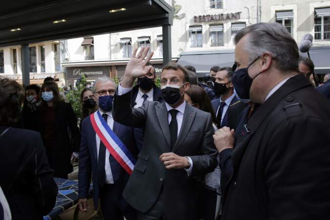 Emmanuel Macron fête la réouverture des terrasses