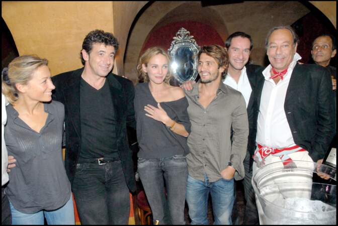 Ou lors de rares soirées people, comme chez Castel, à Paris, en 2007, aux côtés d'Anne-Sophie Lapix, Patrick Bruel et Xavier Brunet.