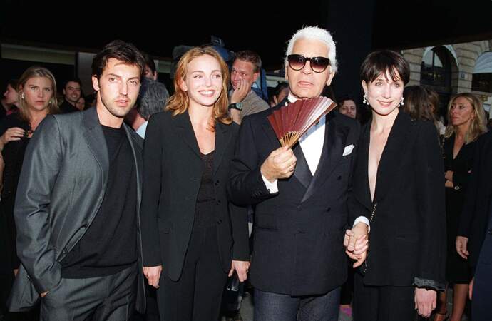 À la soirée Chanel, à Paris, aux côtés de Karl Lagerfeld et d'Elsa Zylbertstein, en mai 2001.