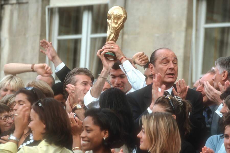 L'équipe de France ramène la coupe du monde de football a la Garden party de l'Elysée