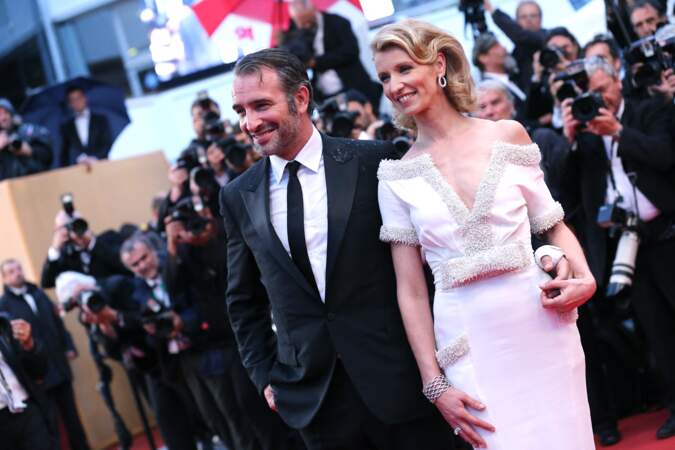 Jean Dujardin et Alexandra Lamy, à la montée des marches du film "Thérèse Desqueyroux", projeté à la cérémonie de clôture du 65e Festival du film de Cannes, le 27 mai 2012.