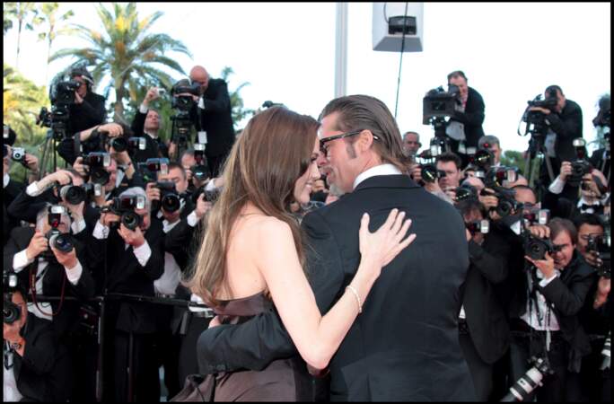 Brad Pitt et Angelina Jolie, amoureux, posent devant les photographes à l'occasion de la présentation...