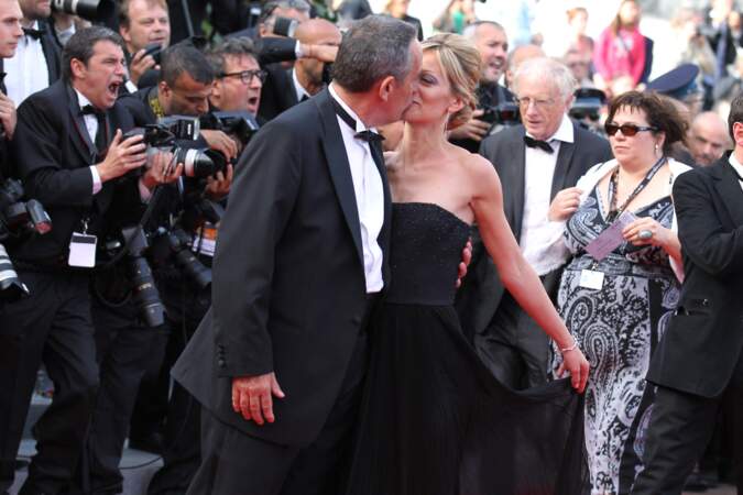 Thierry Ardisson embrasse sa femme Audrey Crespo-Mara, sur le tapis rouge du film "Lawless", lors du 65e Festival du film de Cannes, le 19 mai 2012.