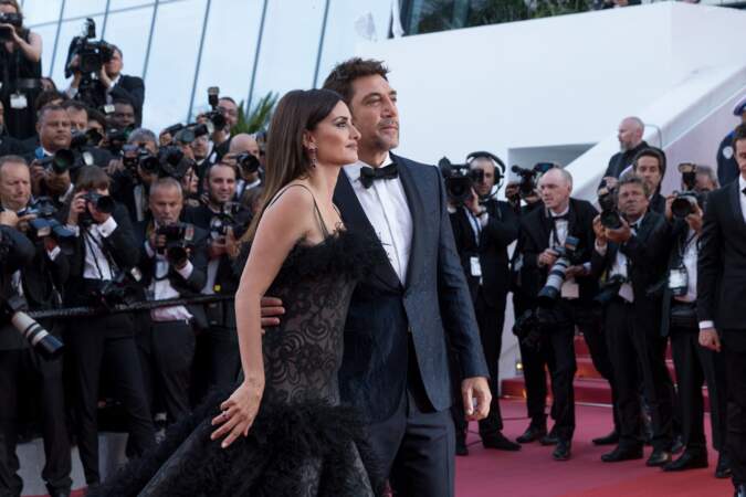 Penélope Cruz et Javier Bardem à la montée des marches du film "Everybody Knows", lors de la cérémonie d'ouverture du 71e Festival International du Film de Cannes, le 8 mai 2018. 