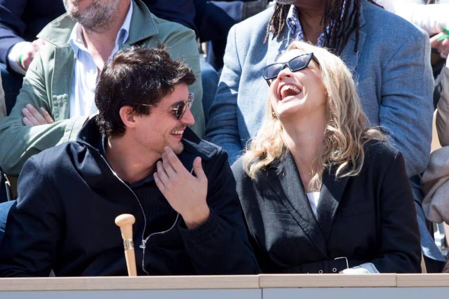 Virginie Efira et son compagnon Niels Schneider dans les tribunes des internationaux de France de tennis de Roland Garros à Paris, le 8 juin 2019
