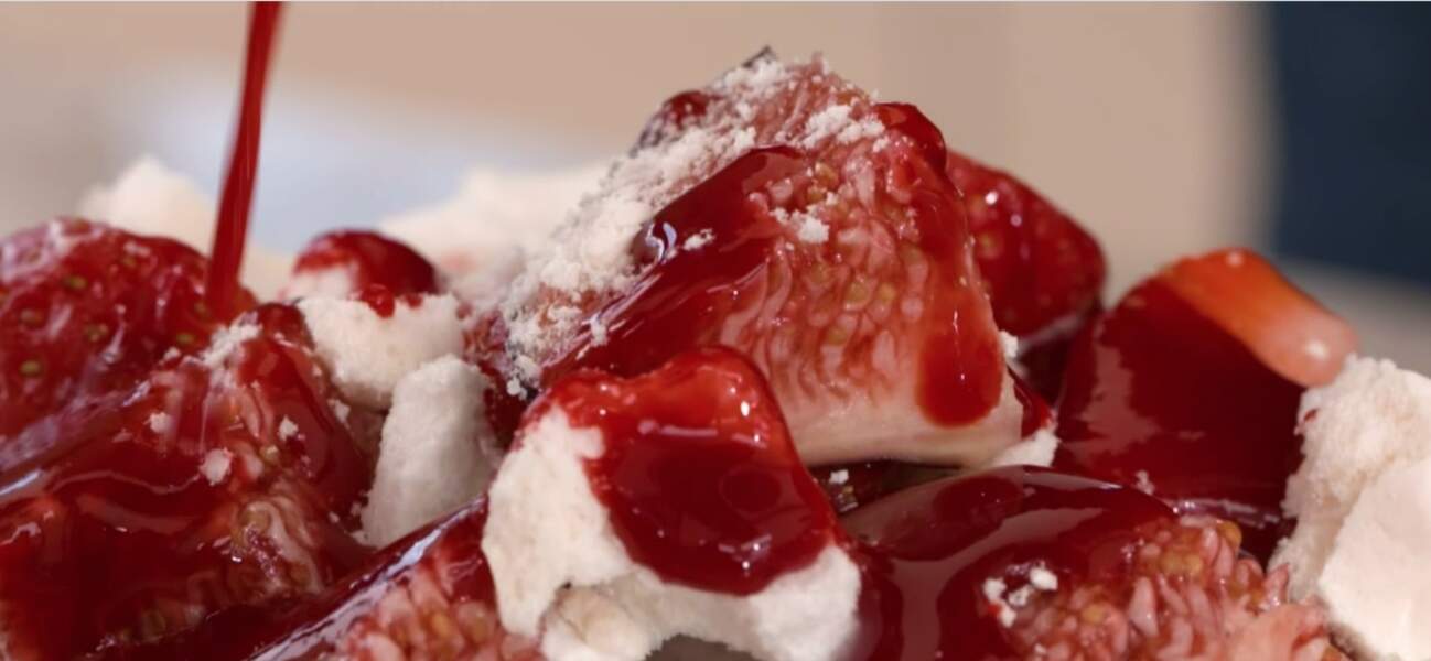 "Tous en cuisine" : la recette des fraises et figues, chantilly meringue de Cyril Lignac