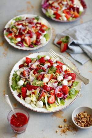 Salade de poulet, fraises, noix et mozzarella