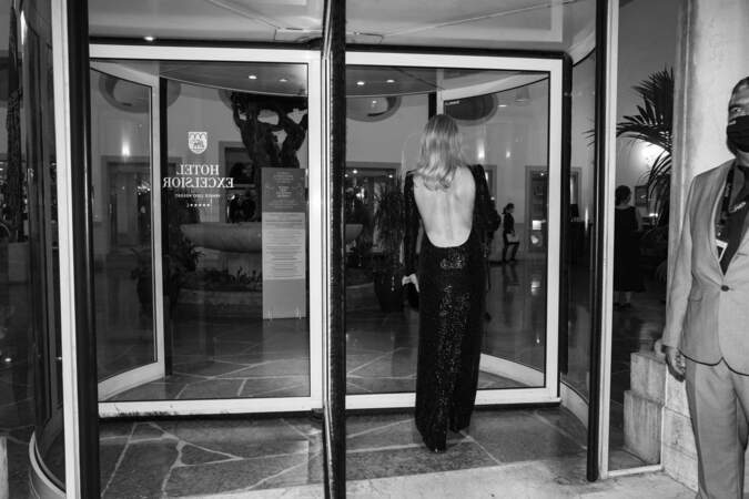 Virginie Efira à la Mostra : en robe sirène de dos