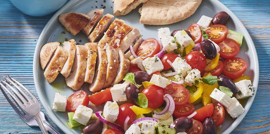 Salade grecque au poulet mariné, sauce au yaourt
