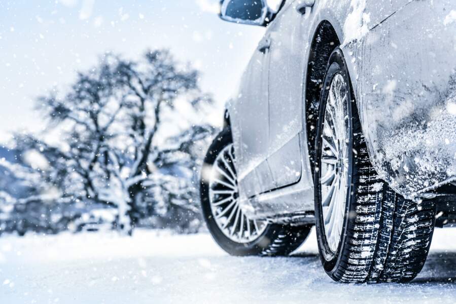 Pneus antidérapants et chaînes : dans quels départements faudra-t-il équiper sa voiture pour l'hiver ?