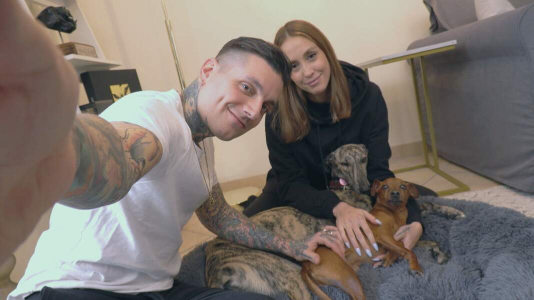 Le tatoueur Marty Early, avec ses deux chiens Marble et Chester.