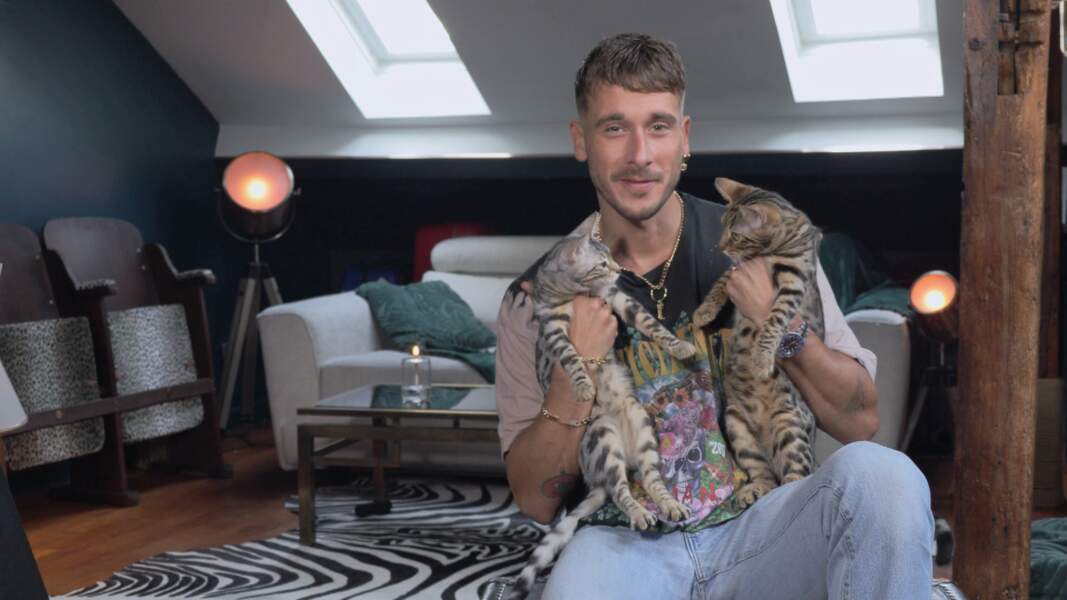 Julien Geloën, influenceur et vainqueur de "Secret Story" en 2016, avec ses deux chatons bengal, Bianca et Superstar.