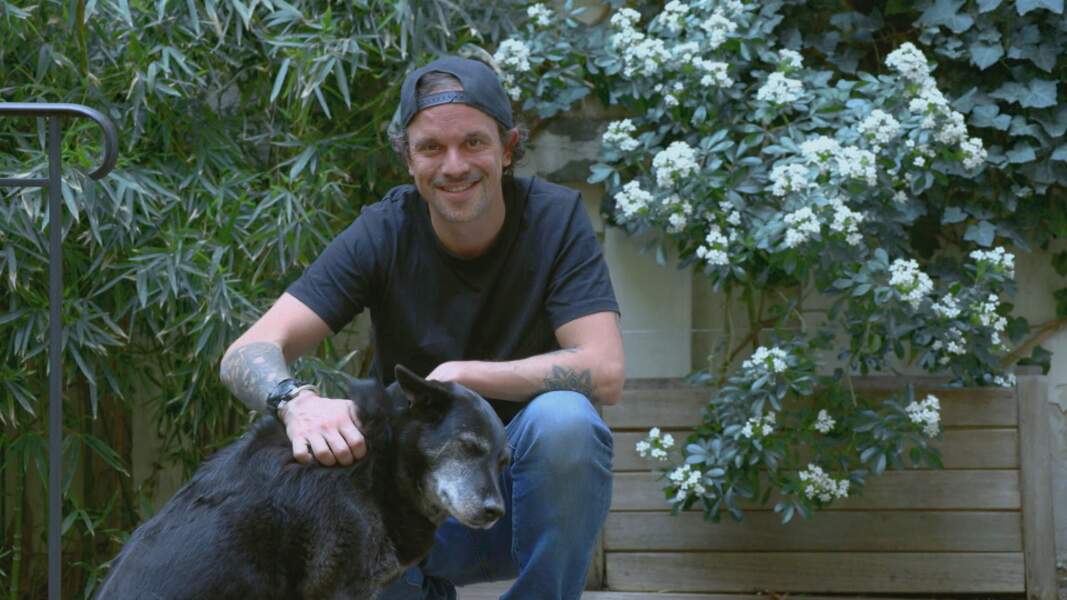 Le youtubeur animalier Tanguy Toopet en compagnie de son chien Azote.