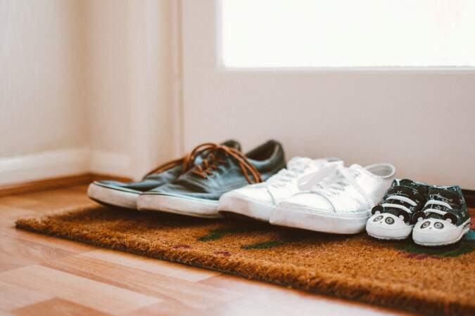 Est-il vraiment nécessaire d'enlever ses chaussures à la maison ?