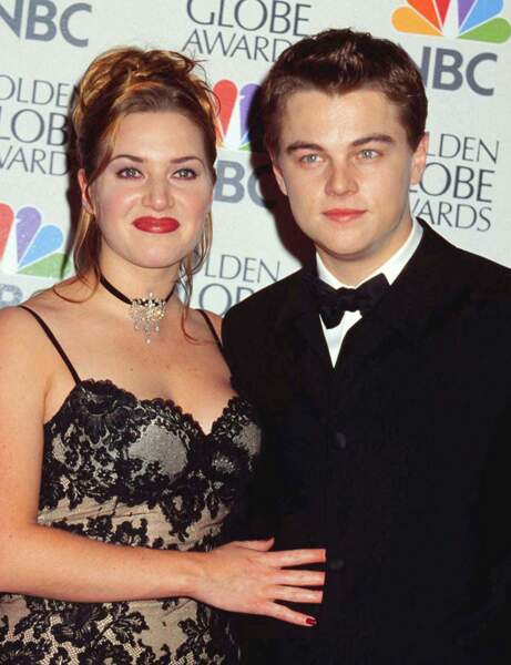 Kate Winslet et Leonardo DiCaprio à la soirée des Golden Globe Awards, à Los Angeles, le 17 janvier 1998...
