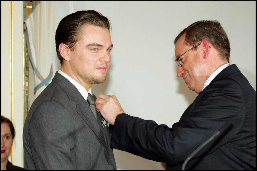 Le 5 janvier 2005, Leonardo DiCaprio est fait Chevalier des Arts et Lettres des mains de Renaud Donnedieu de Vabres, ministre de la Culture.