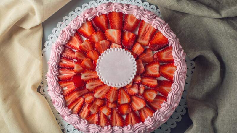 Charlotte aux fraises et biscuits roses