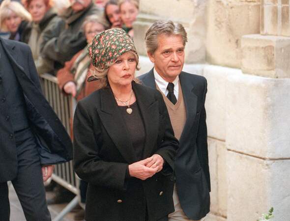 Brigitte Bardot et son mari Bernard d'Ormale assistent aux obsèques de Roger Vadim, le 20 février 2000.