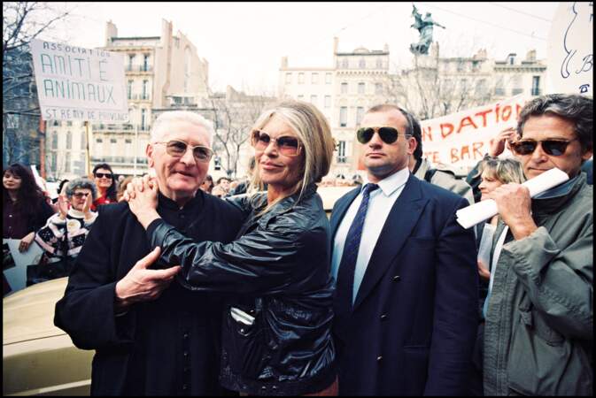 Brigitte Bardot aux côtés du révérend Père Roger Pestre et de son mari, lors d'une manifestation pour la Fondation Brigitte Bardot, le 21 mars 1993.