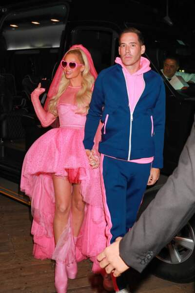 La cérémonie s'est déroulée au domaine privé des Hilton à Los Angeles, le 11 novembre 2021. Le lendemain, les festivités se sont poursuivies à la fête foraine de Santa Monica, où Paris Hilton est apparue toute de rose vêtue.