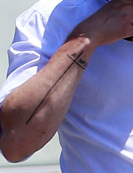 Le tatouage croix sur l'avant-bras