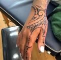Un tatouage sur les mains 