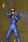 Céline Dion en combi à paillettes bleu éléctrique