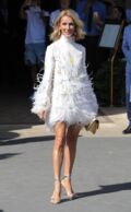 Céline Dion en robe blanche à plumes