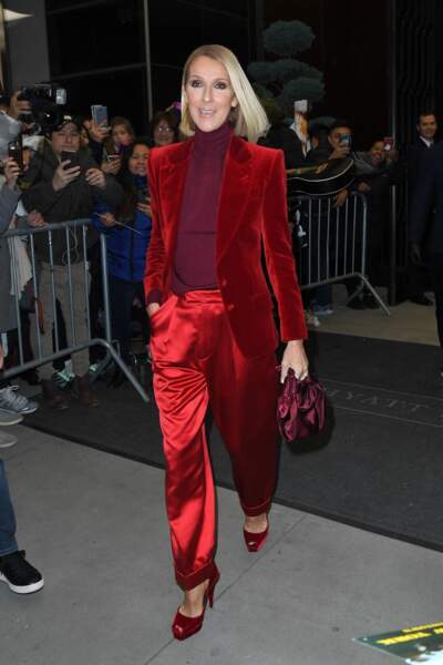 Céline Dion dans un total look rouge et veste en velours