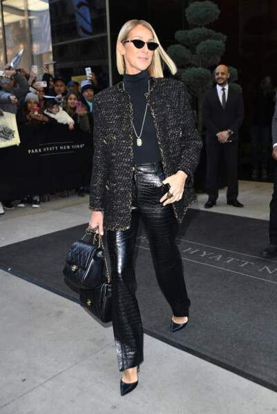 Céline Dion en pantalon en cuir et veste en tweed