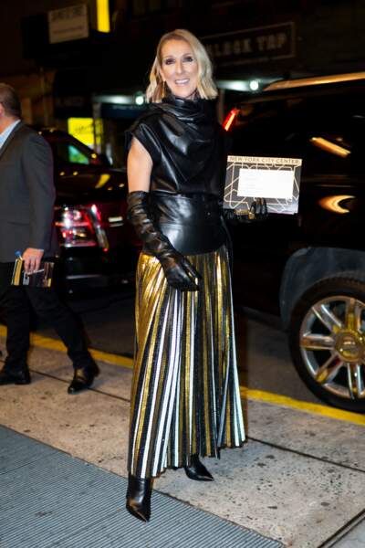 Céline Dion en cuir et jupe dorée