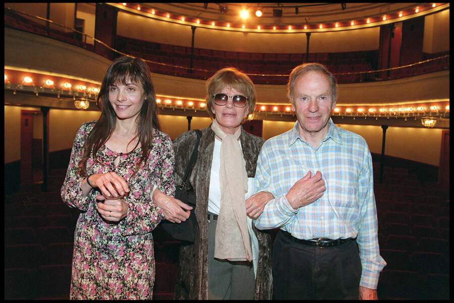 ... avec leur fille Marie, sur la scène du théâtre de l'Atelier, le 10 mai 1999. Père et fille jouent "Poèmes à Lou", sur une mise en scène de Samuel Benchetrit. Avec ce dernier, Marie Trintignant a eu son quatrième enfant : Jules, né en 1998.