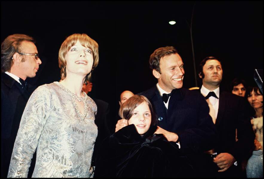 Marie Trintignant, à l'âge de 9 ans, aux cotés de son père, Jean-Louis Trintignant, et de Romy Schneider, au festival de Cannes, en 1971.