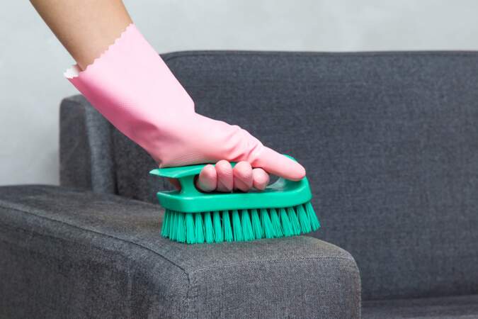 Les erreurs à ne plus faire pour nettoyer son canapé en tissu efficacement