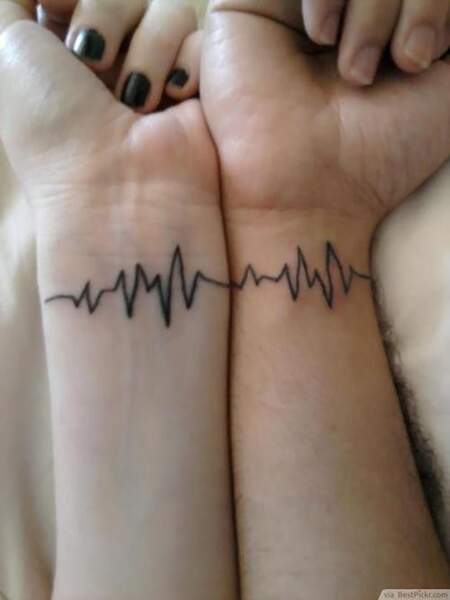 Un tatouage fréquence cardiaque